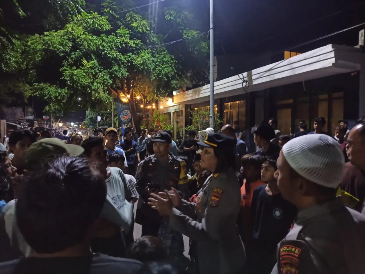 Jajaran Polsek Kawasan Mandalika Polres Loteng membubarkan kerumunan warga yang menyaksikan aksi balap lari liar di jalan raya Desa Kuta, Pujut, Loteng.