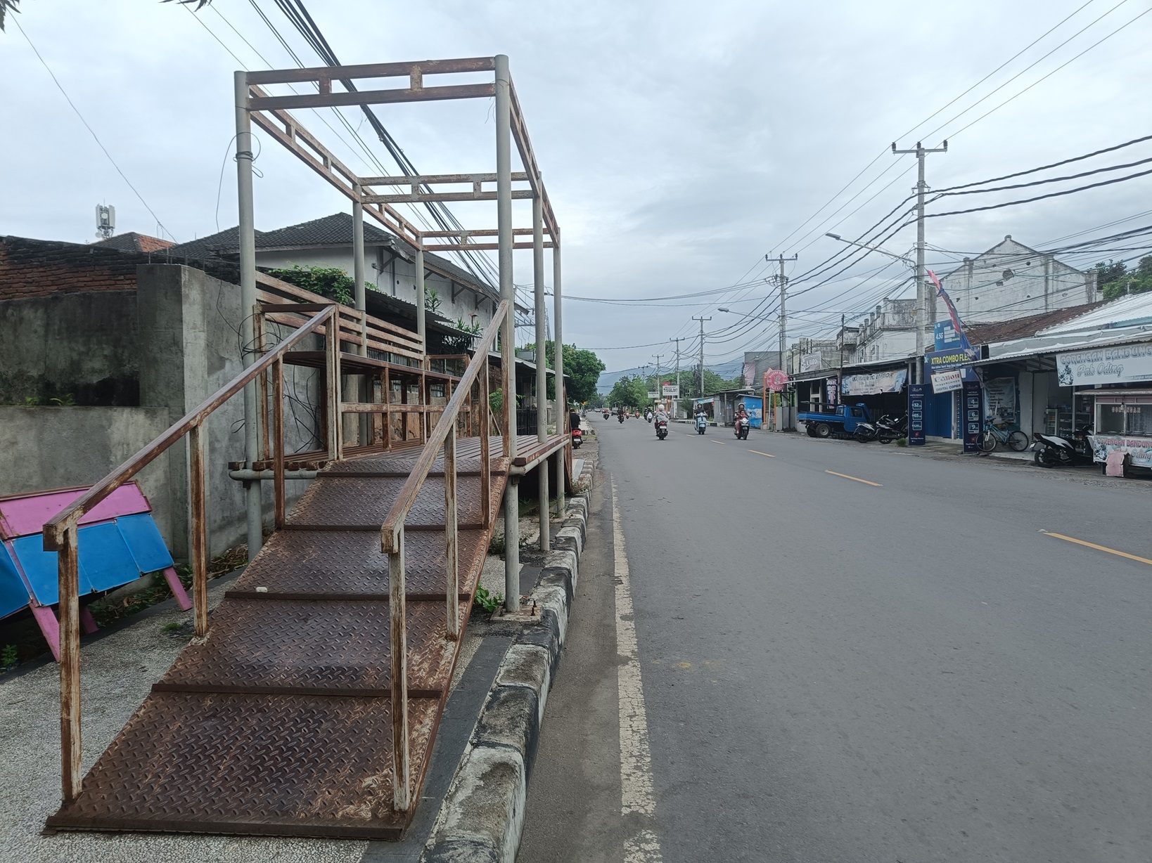KARATAN: Bangunan shelter di jalan Saleh Sungkar, Ampenan, Kota Mataram yang tak lagi berfungsi, Selasa (19/3).