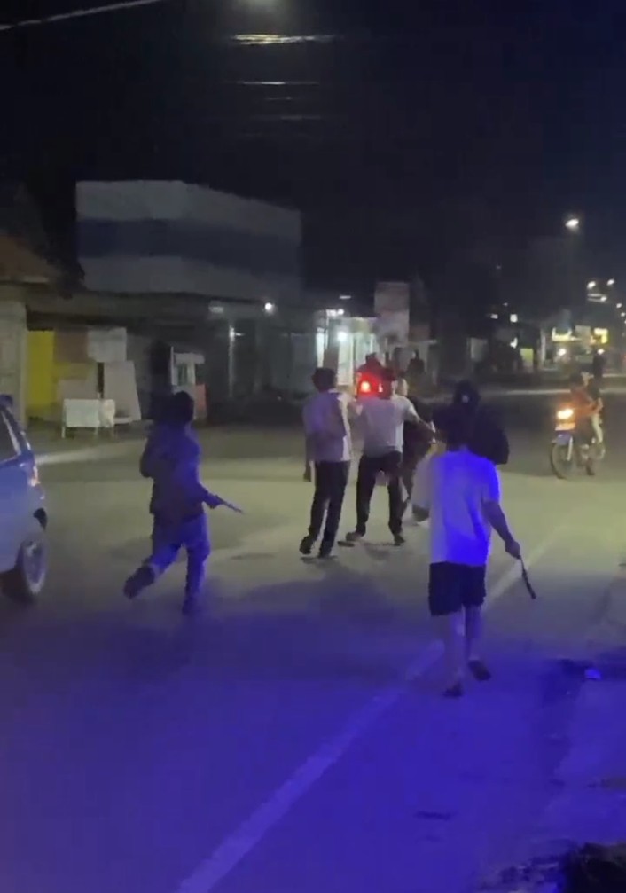 VIRAL: Potongan video sekelompok anak-anak yang terlibat dalam aksi tawuran di jalan Jenderal Sudirman, KSB.