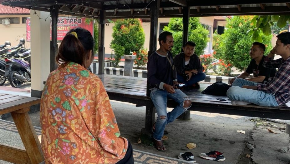 MELAPOR: Korban dan orang tuanya saat melaporkan kasus pemerkosaan ke Polres Lotim. Selasa (19/3).