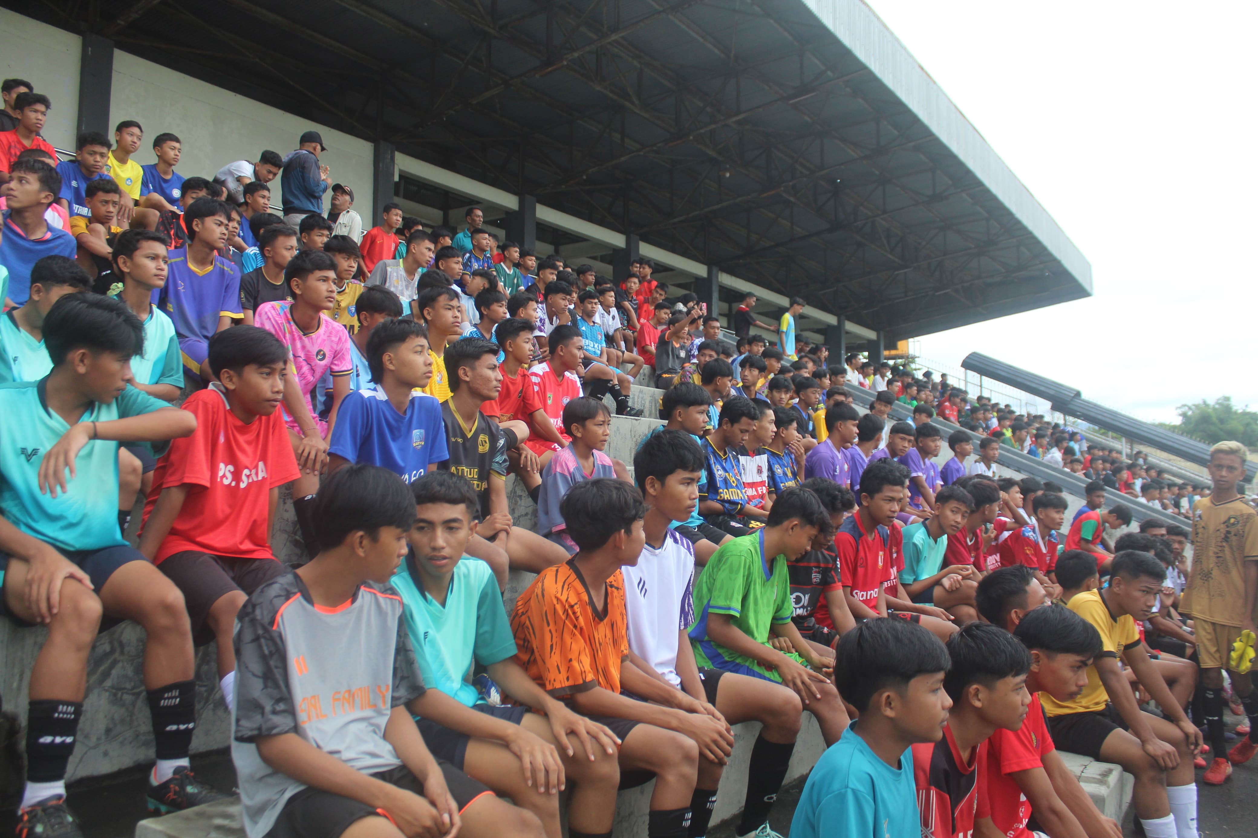 ANTUSIAS: Pemain sepakbola muda NTB mengikuti seleksi pemain timnas yang digelar Asprov PSSI NTB, beberapa waktu lalu.(DOK/LOMBOK POST)