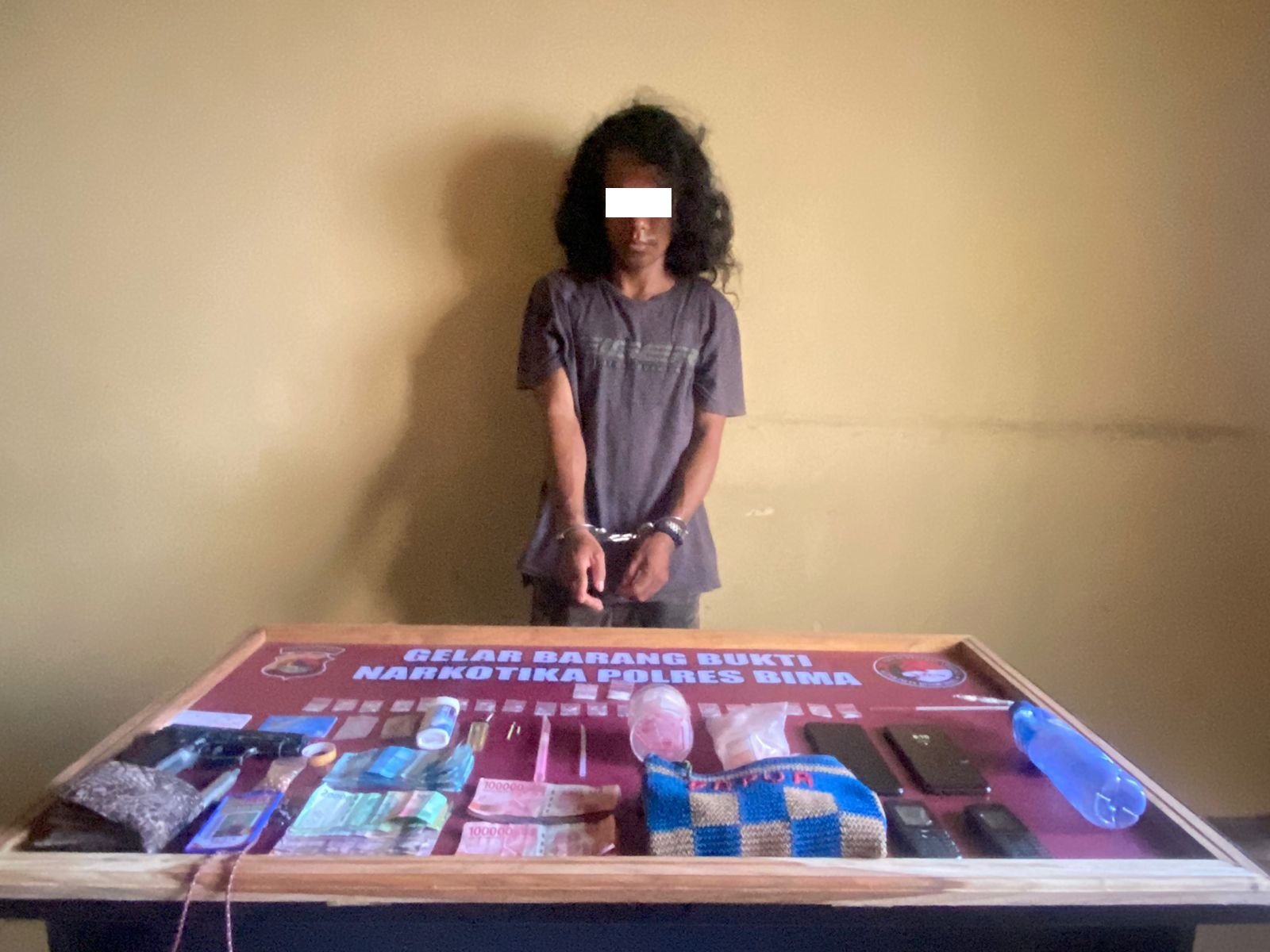 DIAMANKAN: Oknum wartawan SD alias Digon diamankan bersama barang bukti di Polres Bima, kemarin.(POLRES BIMA FOR LOMBOK POST)