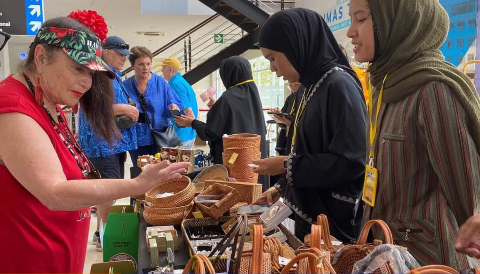 ANTUSIAS: Wisatawan kapal pesiar berbelanja di stan NTB Mall di ruang tunggu Pelabuhan Gilimas Lembar.(IST/LOMBOK POST)