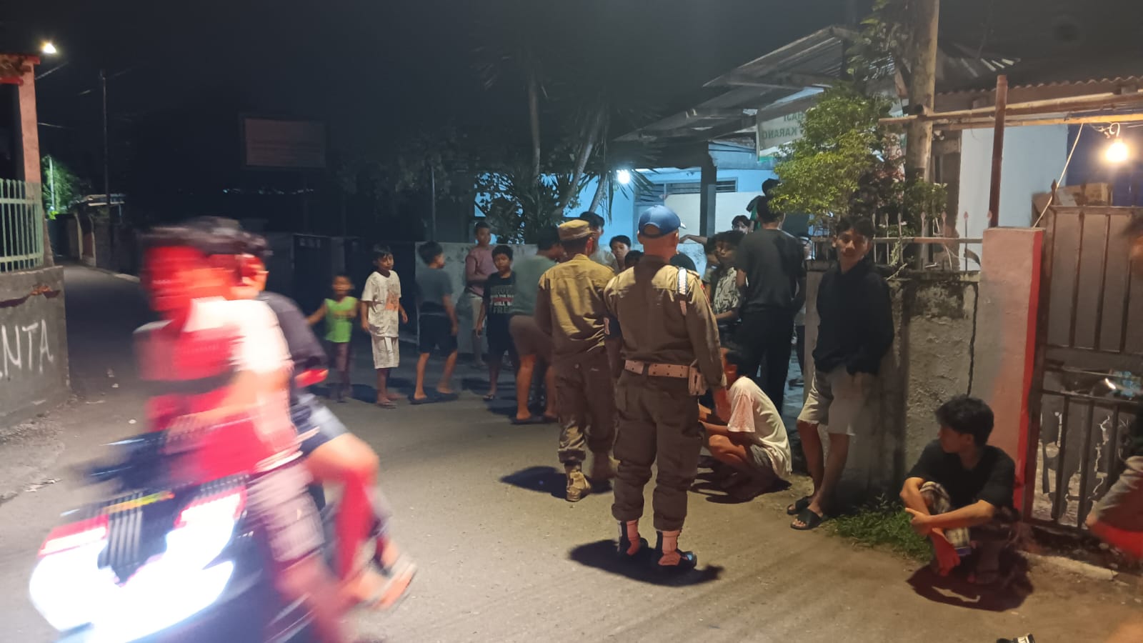 PREVENTIF: Seorang anggota satpol pp tengah mengedukasi sejumlah remaja agar tidak memicu keributan di lingkungannya.