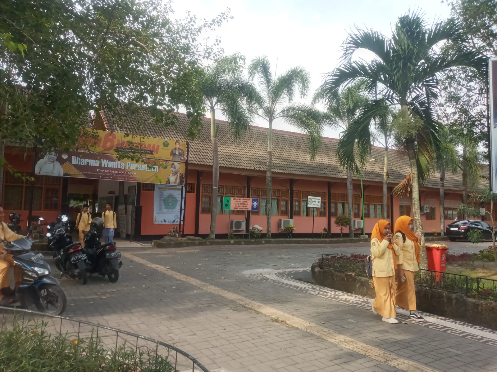 PULANG SEKOLAH: Dua orang siswa SMAN 6 Mataram jalan kaki saat pulang sekolah, belum lama ini.(ROJAI/LOMBOK POST)