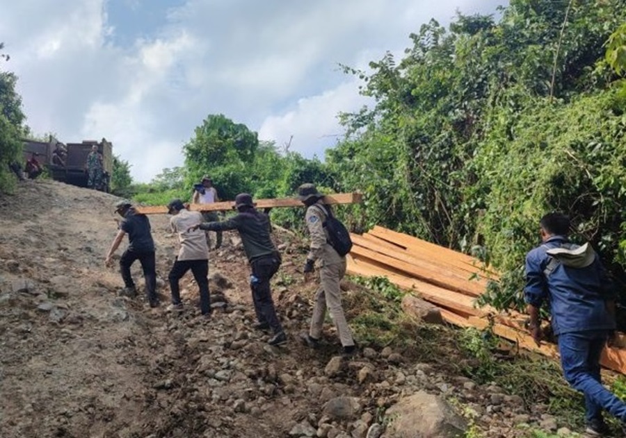 KAYU ILEGAL: Petugas gabungan mengamankan kayu hasil ilegal logging, Selasa (19/3).(POLRES SUMBAWA FOR LOMBOK POST)
