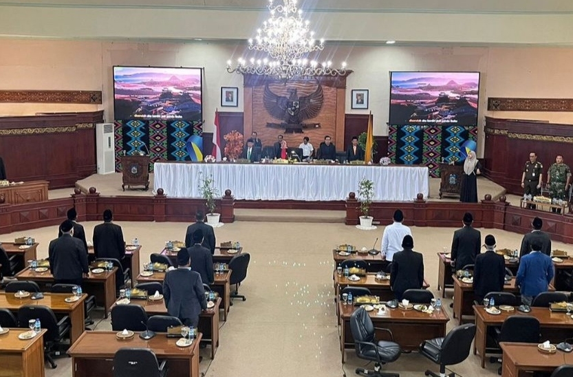 MEMBAHAS BERSAMA: Suasana rapat di DPRD NTB saat membahas produk hukum yang akan dihasilkan nanti, apakah itu prakarsa Pemprov NTB atau DPRD NTB sendiri, dengan mendengarkan usulan dari para pihak.