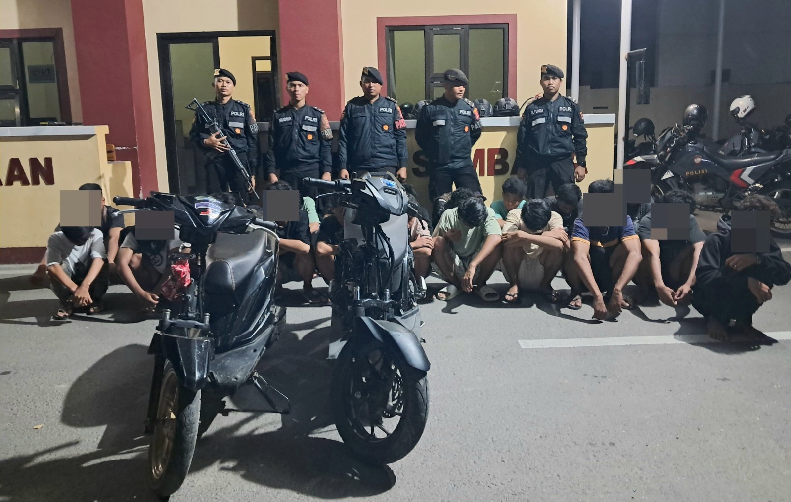 Sejumlah remaja yang terlibat aksi balap liar diangkut ke Mapolres Sumbawa Barat, Kamis (21/3).