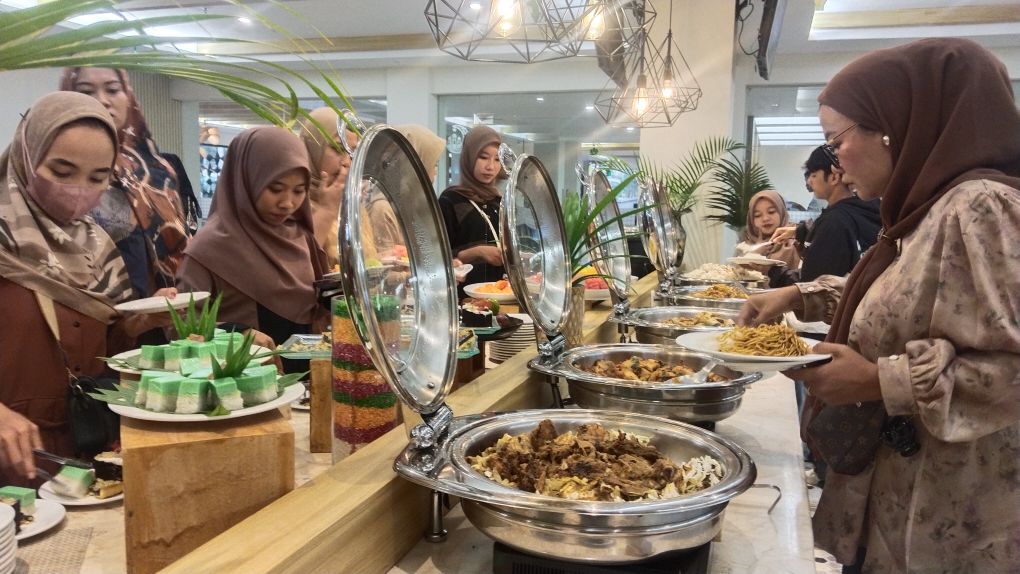 MENGGUGAH SELERA: Sejumlah pengunjung bersiap menyantap aneka menu buka puasa Ramadan yang terjadi di restoran Swiss-Belcourt Lombok, Desa Tanak Awu, Kecamatan Pujut, Loteng, Jumat (22/3).