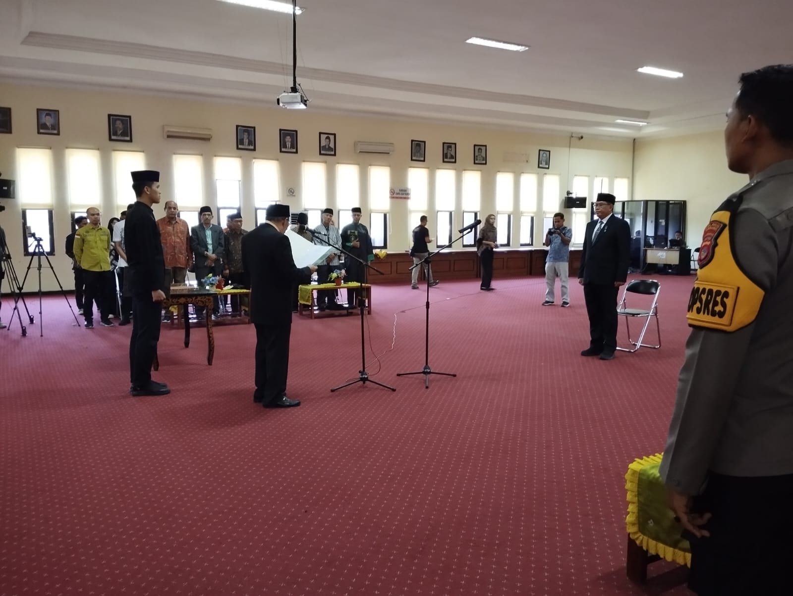 PELANTIKAN: Bupati Sumbawa Mahmud Abdullah melantik Sekda Sumbawa dan 38 pegawai setingkat kepala SD, SMP, dan KUPT Puskesmas di kantor Bupati Sumbawa, Kamis (21/3).