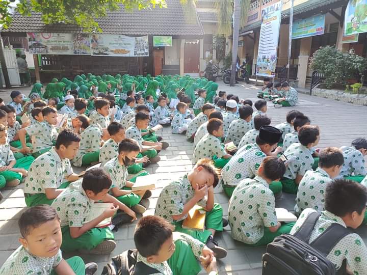 MORNING QURAN: Murid MIN 1 Mataram melaksanakan program morning quran di madrasah setempat,. (MIN 1 MATARAM FOR LOMBOK POST)
