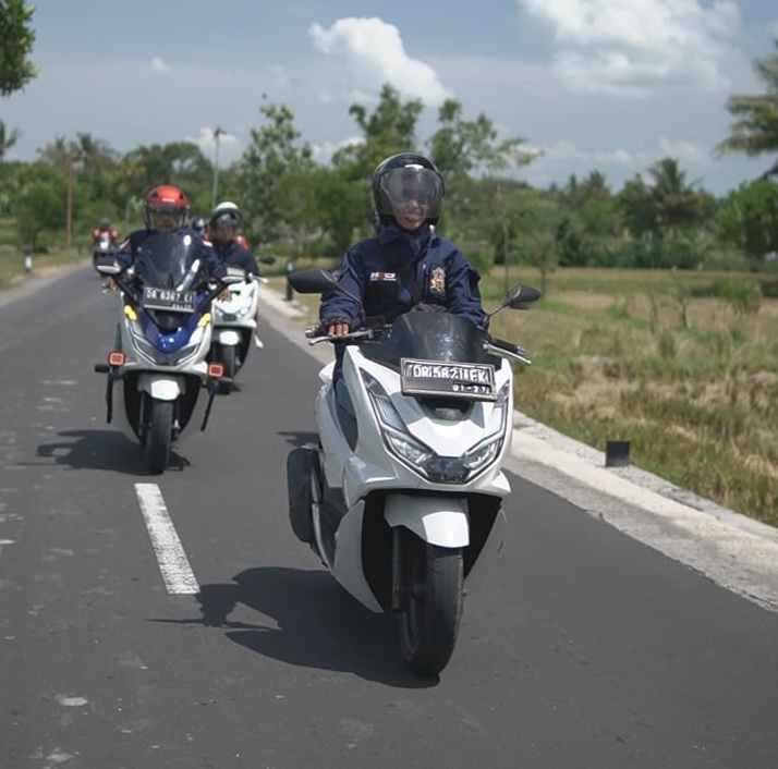 AMAN: Pengendara motor menggunakan helm yang lengkap saat mengendarai tunggangannya, beberapa waktu lalu.(HONDA FOR LOMBOK POST)