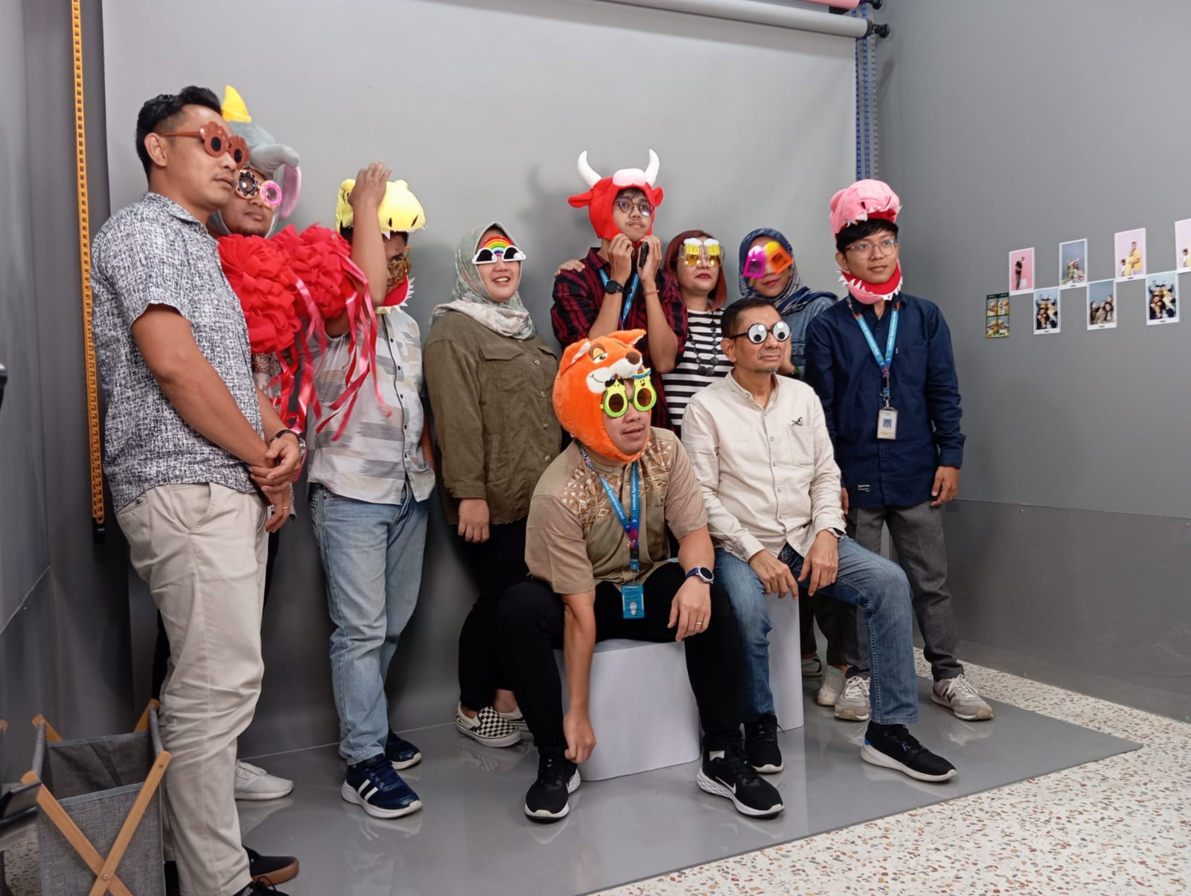 SELFIE TIME: GM LEM Salim Abdad bersama sejumlah staf manajemen Lombok Epicentrum Mall (LEM) mencoba berfoto di salah satu photobooth Selfie Time. (FERIAL/LOMBOK POST)
