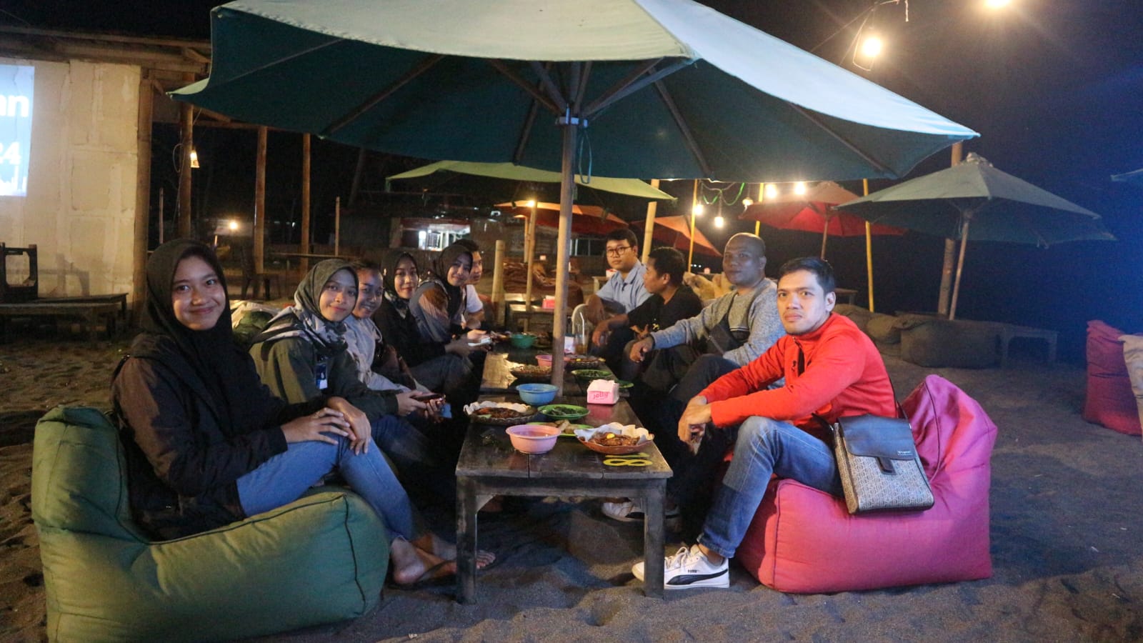 BERBUKA ISTIMEWA: Sejumlah pengunjung menikmati hidangan berbuka puasa di Q-la Cafe di pesisir Pantai Sunsetland Sekarbela Kota Mataram.