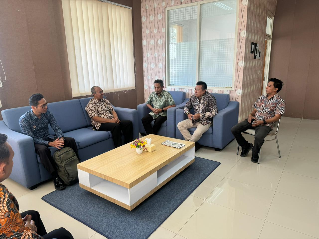 BERI MASUKAN: Pertemuan Tim Divisi Pelayanan Hukum dan HAM Kanwil Kemenkumham HAM NTB dengan Kepala Bagian Persidangan dan Perundang-undangan Sekretariat DPRD Kabupaten Lombok Tengah, Junaidin.