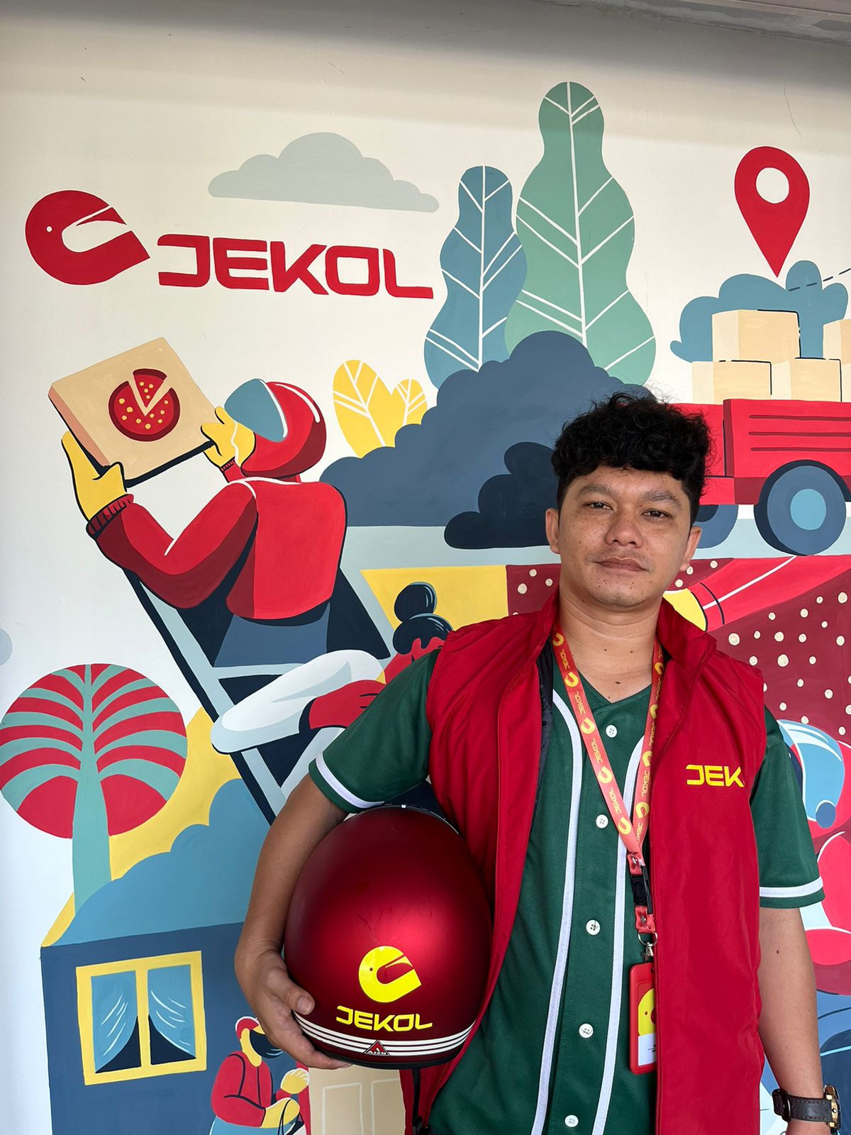Tampak ciri khas kurir Jekol dengan jaket warna merah.