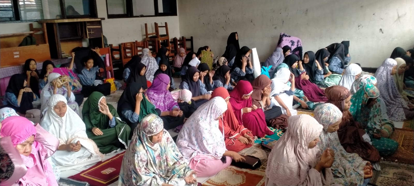 TRADISI RAMADAN: Siswa SMPN 3 Mataram melaksanakan Salat Duha sebelum KBM dimulai.(SMPN 3 MATARAM FOR LOMBOK POST)