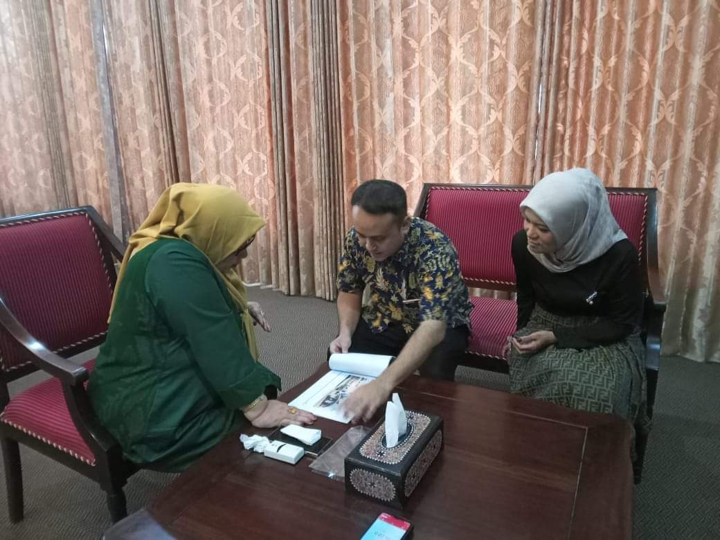 TARIK INVESTOR: Bupati Lobar Hj Sumiatun menerima tamu dari pihak PT. Said Group, beberapa waktu lalu