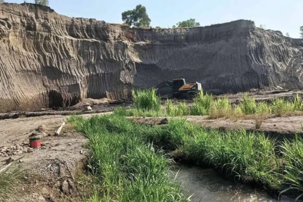UNTUK TAMBANG: Alat berat yang terparkir di salah satu lokasi tambang galian C di Kecamatan Pringgabaya, Lombok Timur.