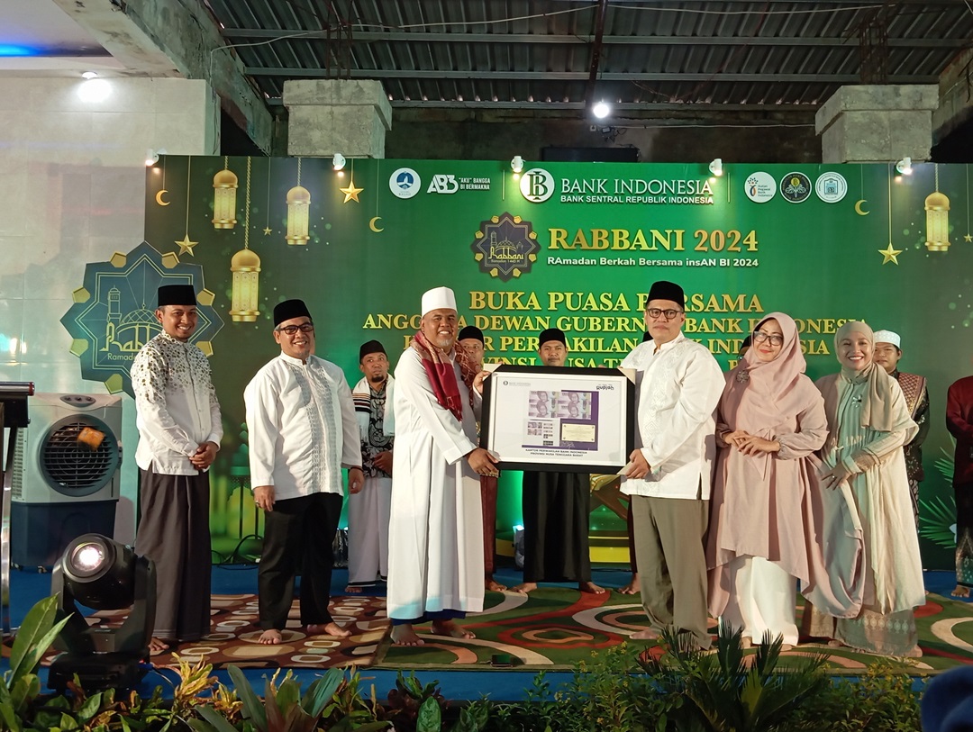 SERAHKAN CENDERAMATA: Kepala KPWBI NTB Berry Arifsyah Harahap (tiga kanan) menyerahkan cenderamata pada Pimpinan Ponpes Nurul Hikmah TGH Azhar Rosidi. (FERIAL/LOMBOK POST)