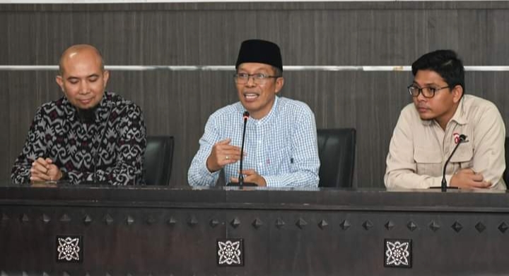 RAPAT: Bupati Lotim H M Juaini Taofik saat memimpin rapat pleno Tim&nbsp;Percepatan Akses Keuangan Daerah, Minggu (24/3).