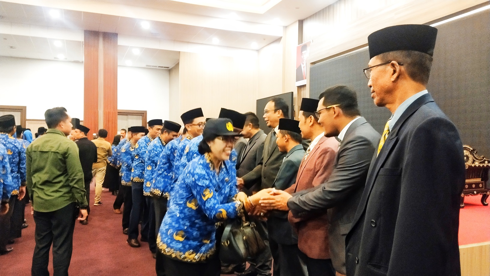 SEGERA CAIR: Ratusan pejabat eselon tiga dan empat bersalam-salaman dengan pimpinan daerah hingga kepala OPD usai kegiatan mutasi pejabat, Jumat (22/3).&nbsp;