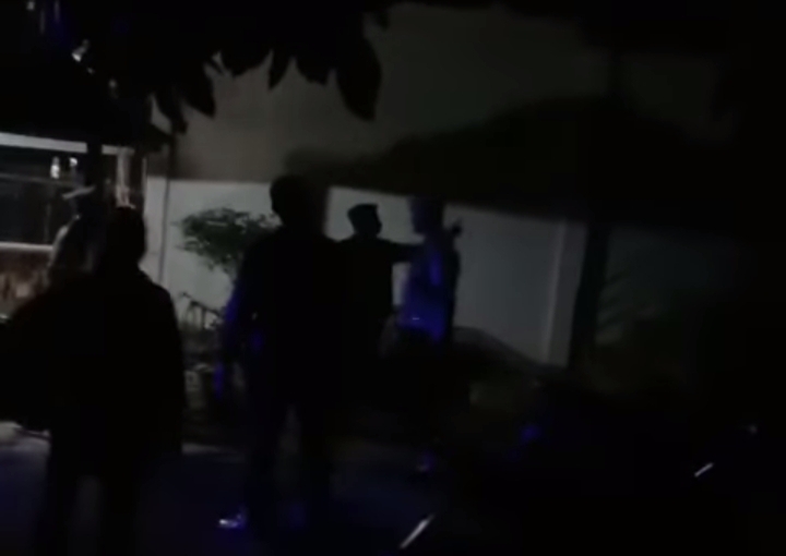 DIGEREBEK: Situasi penggerebekan oknum polisi MY dan wanita diduga selingkuhannya PN di salah satu kos-kosan di Panda, Kabupaten Bima.