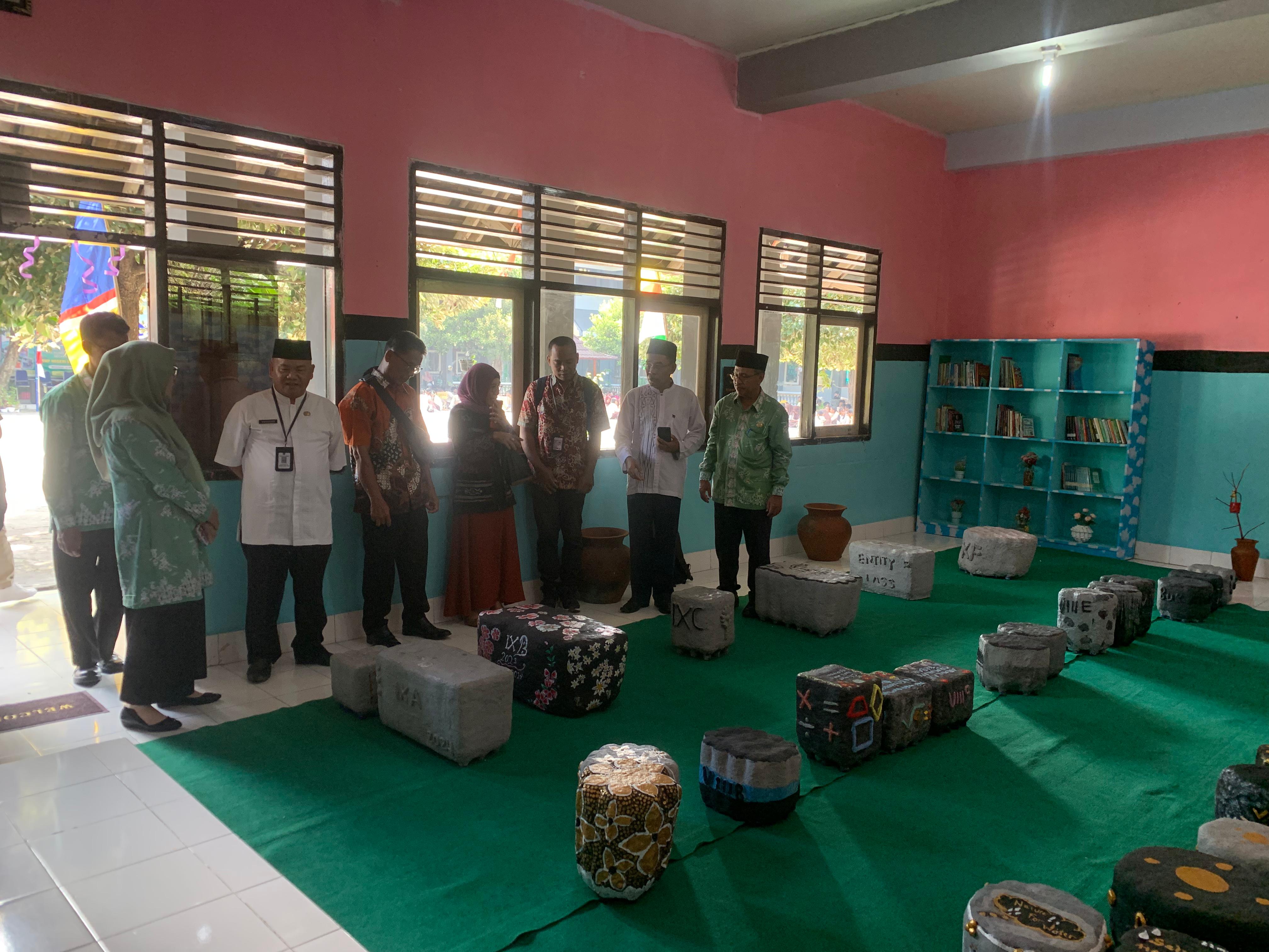 KREATIF: Sejumlah guru melihat kursi dan meja yang dibuat siswa SMPN 9 Mataram menggunakan sampah plastik di sekolah setempat, pekan lalu.(SMPN 9 MATARAM FOR LOMBOK POST)