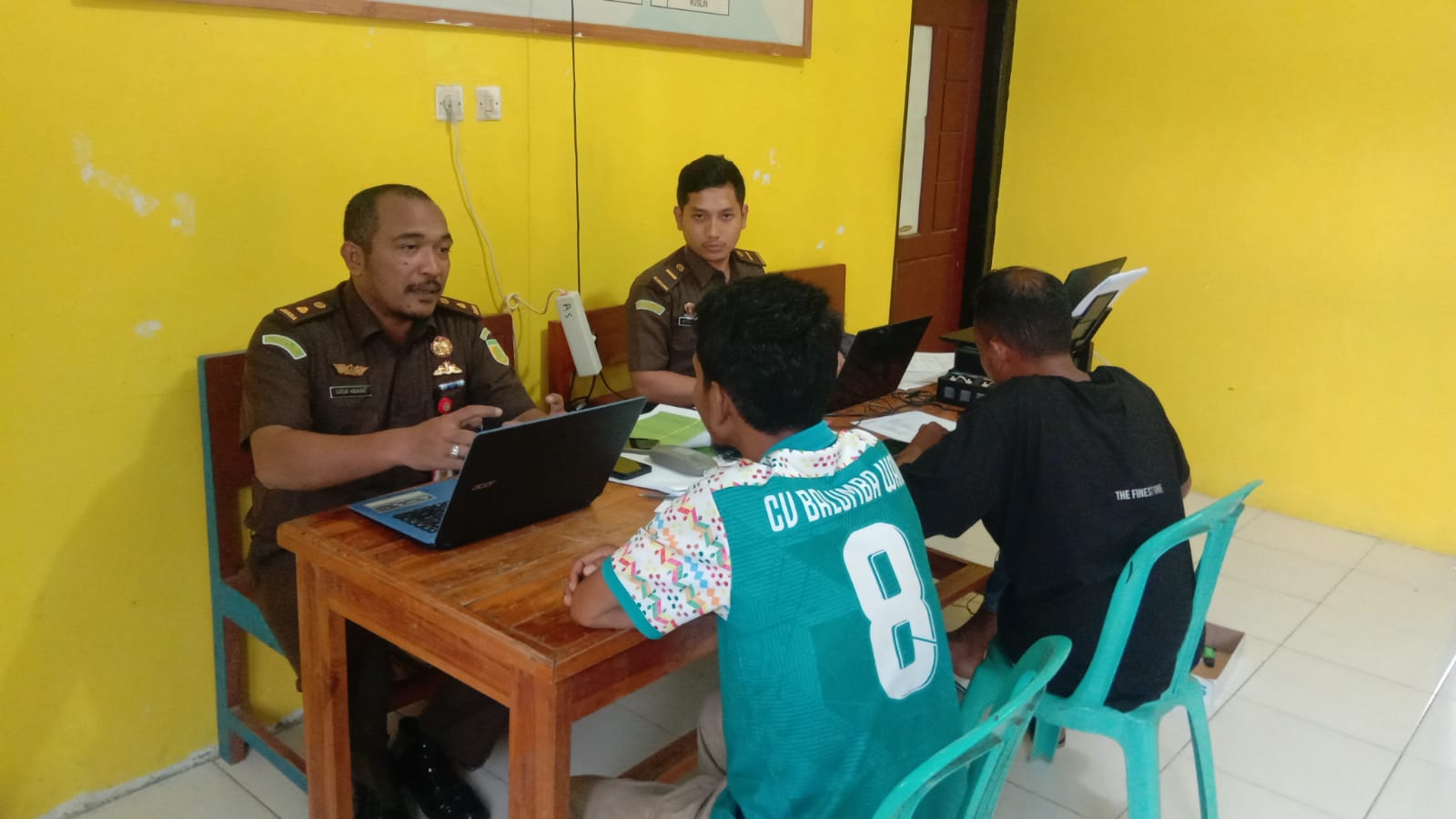 PERIKSA: Penyidik Kejari Bima memeriksa nasabah BSI Cabang Bima di kantor Desa Tangga, Kecamatan Monta, Senin (25/3).