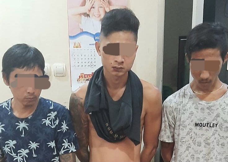 Tiga terduga pengedar sabu yang ditangkap tim Satresnarkoba Polresta Mataram dari penggerebekan di Abian Tubuh Utara, Cakranegara.