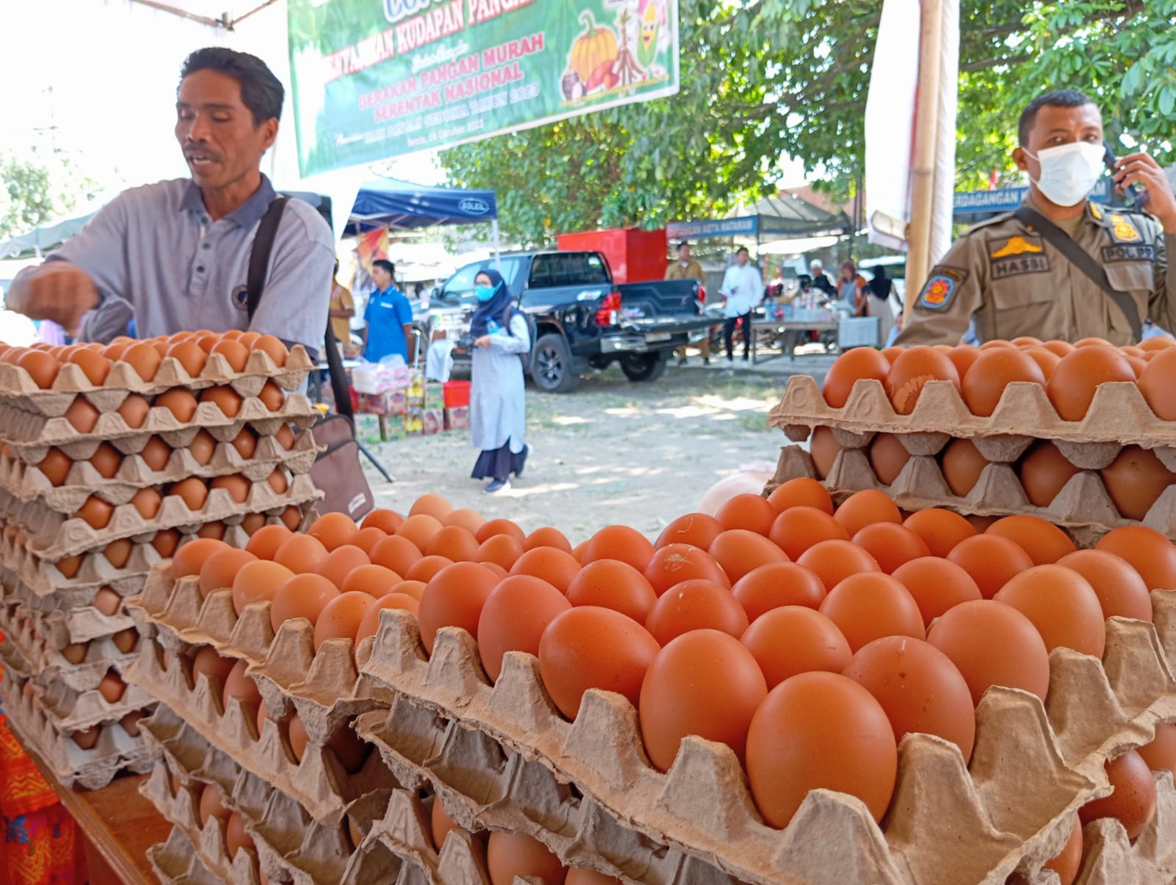 OPERASI PASAR MURAH: Komoditas telur yang dihadirkan dalam kegiatan operasi pasar murah, belum lama ini.