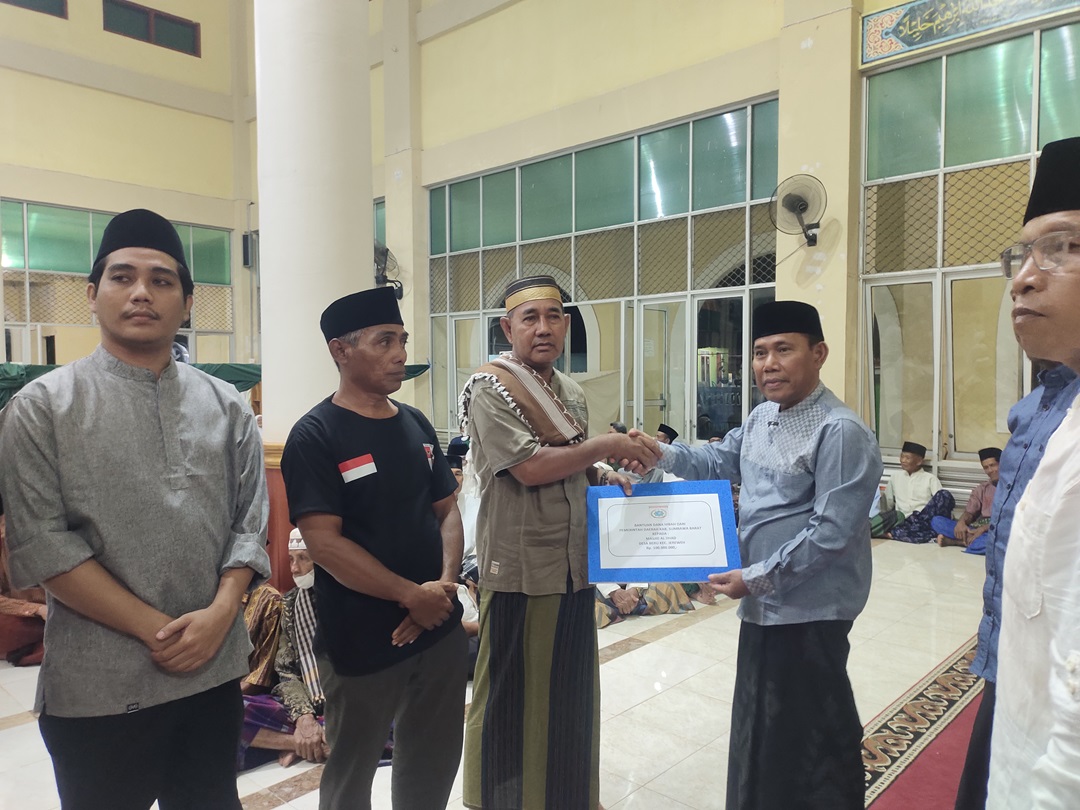 SERAHKAN BANTUAN: Bupati KSB HW Musyafirin menyerahkan bantuan kepada masyarakat Jereweh saat Safari Ramadan, Minggu (23/3). (FARUK/LOMBOK POST)