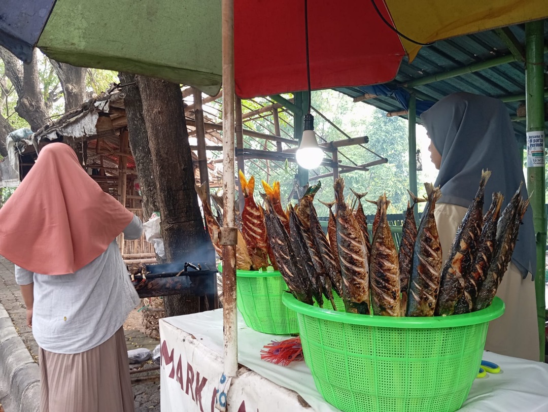 BANYAK DIMINATI: Salah satu lapak penjual ikan bakar yang ada di pinggir jalan raya di sekitar Taman Loang Baloq, Mataram.(FERIAL/LOMBOK POST)