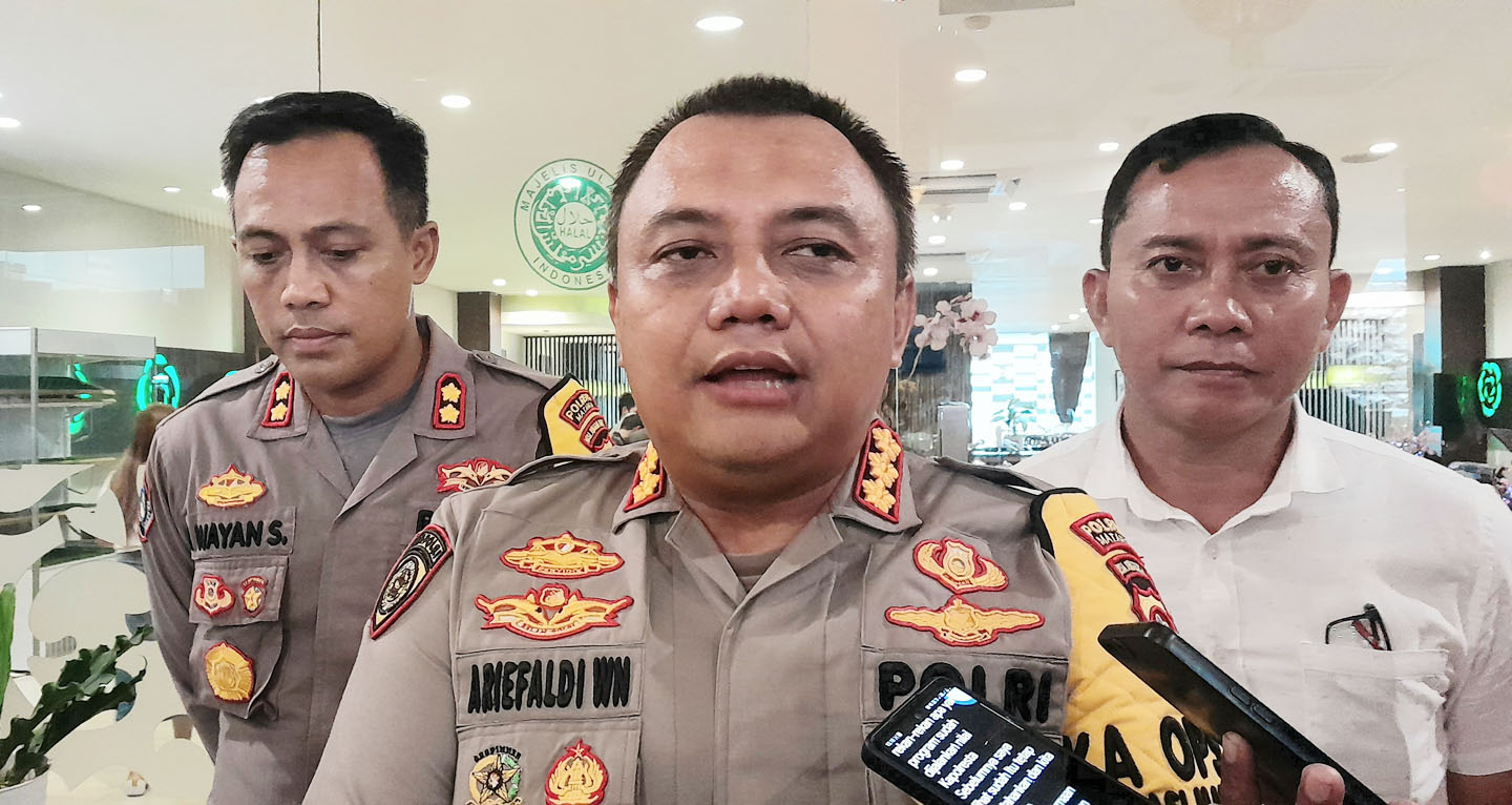 Kapolresta Mataram Kombespol Ariefaldi Warganegara (tengah) didampingi Wakapolresta AKBP I Wayan Sudarmanta (kiri).