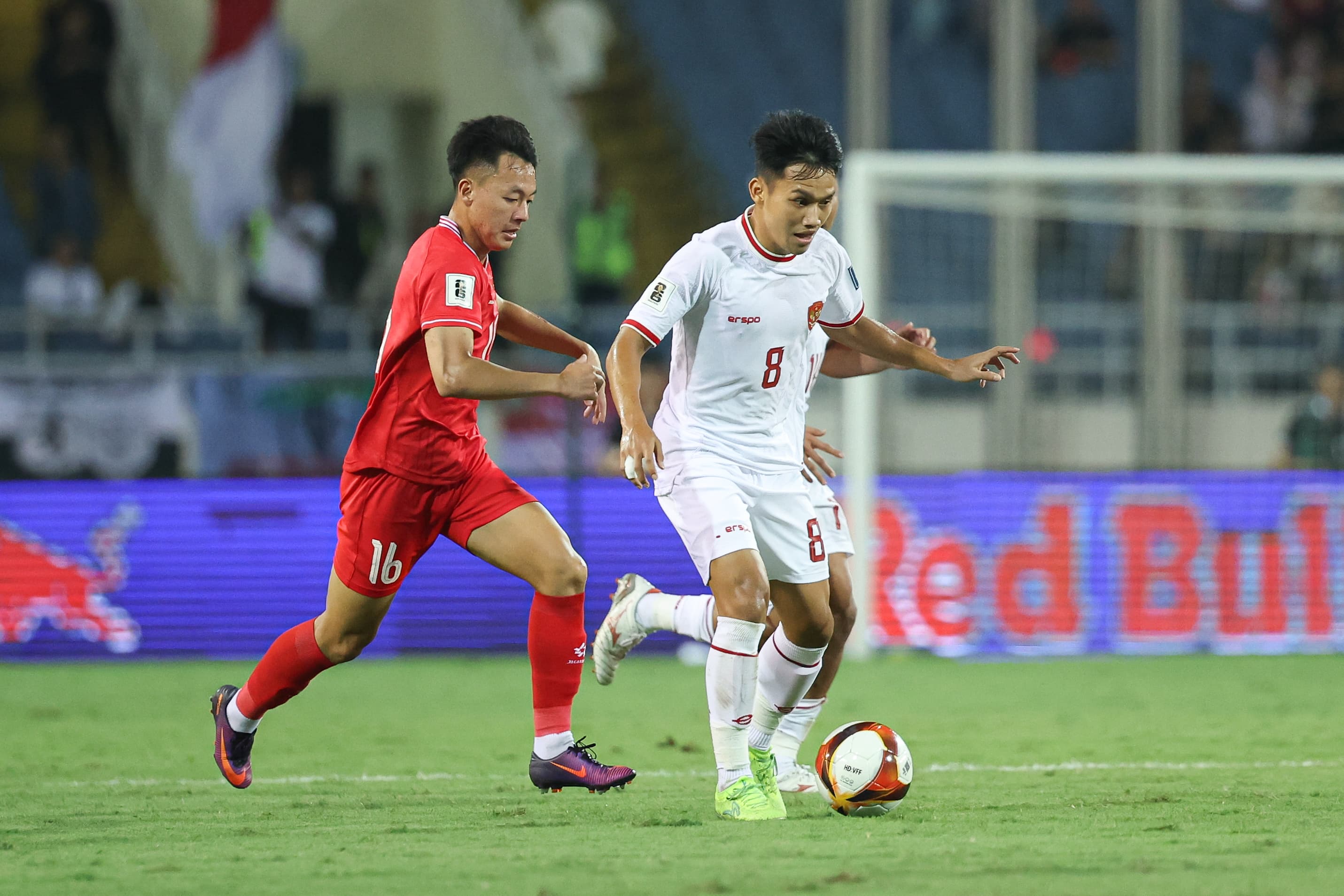 Aksi Witan Sulaeman melewati hadangan pemain Vietnam dalam pertandingan kualifikasi Piala Dunia 2026, di Stadion My Dinh, Selasa (26/3). (Foto: PSSI)