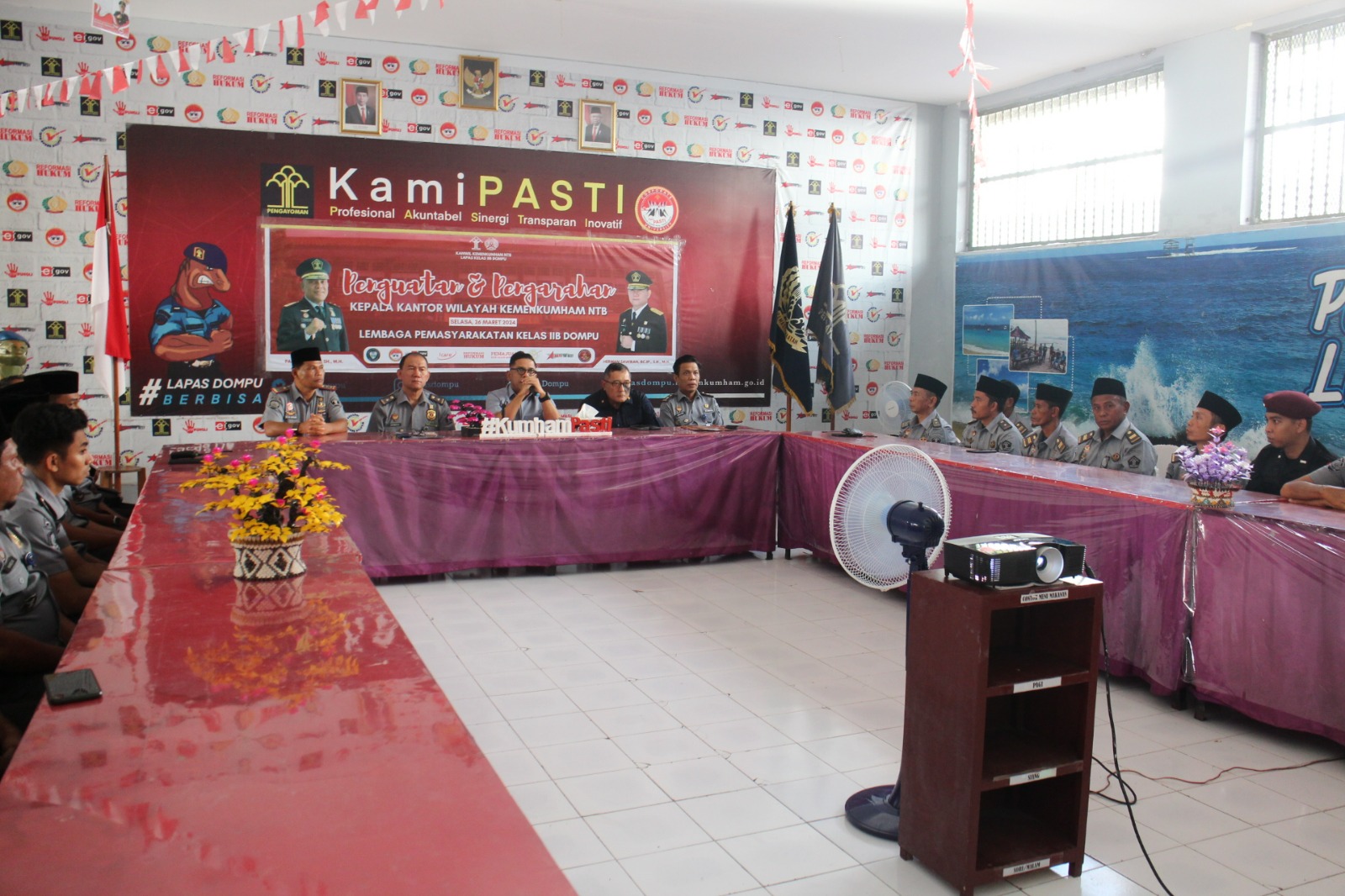 SAFARI RAMADAN: Kakanwil Kemenkumham NTB Parlindungan memberi pengarahan kepada para petugas Lapas Kelas IIB Dompu, Selasa (26/3)