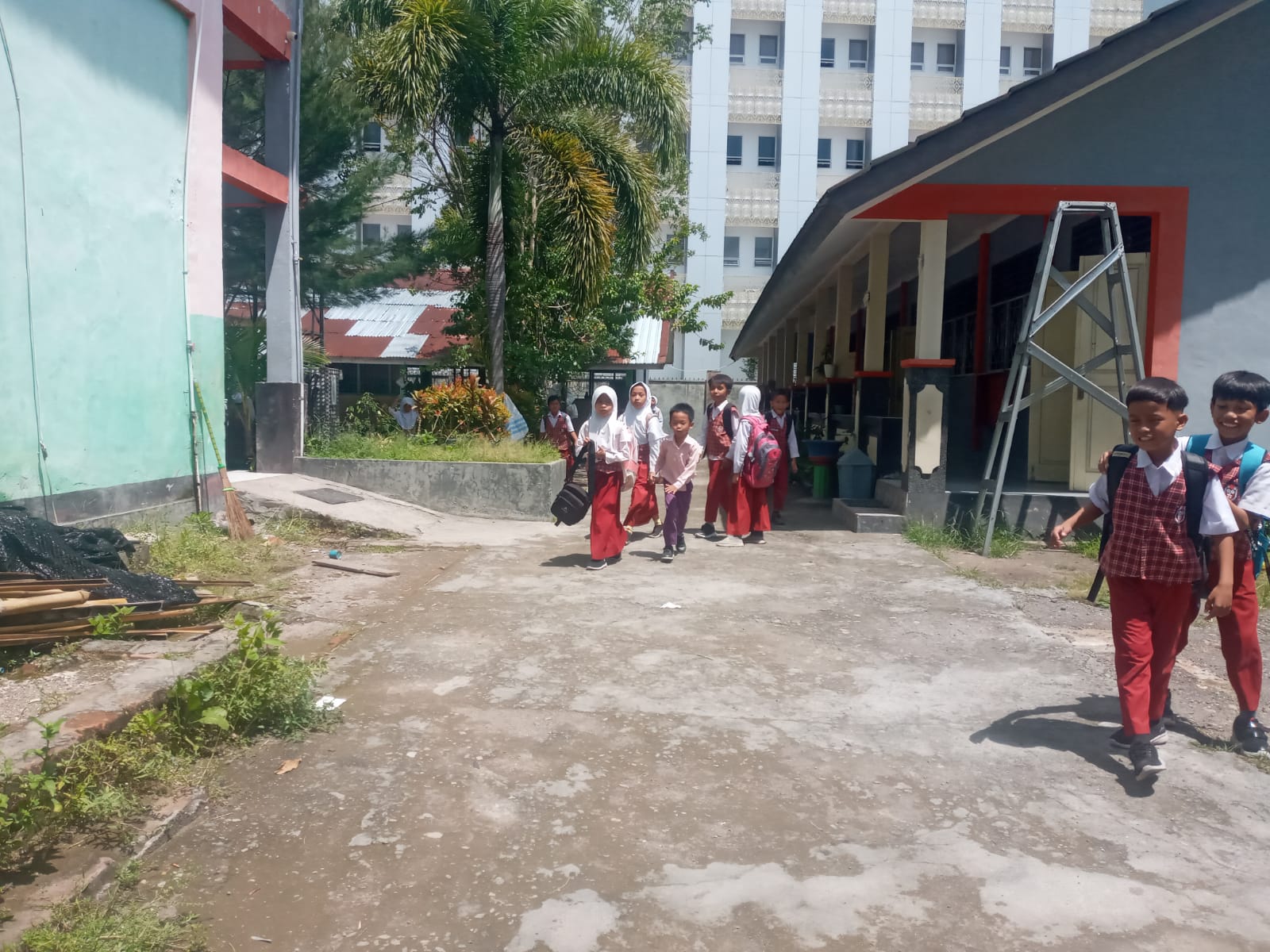PULANG SEKOLAH: Sejumlah murid SDN 1 Gerung Utara saat pulang sekolah, kemarin (26/3).(ROJAI/LOMBOK POST)