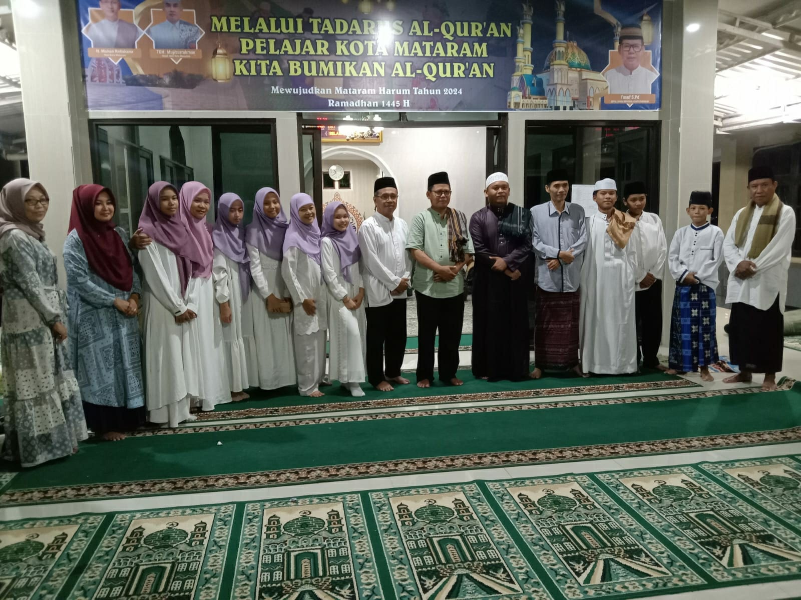 SANG JUARA: Siswa dan kepala SMPN 9 Mataram bersama Kepala Dinas Pendidikan Kota Mataram Yusuf (tujuh dari kanan) pada lomba tadarus pelajar di Musala Siti Aisyah, Pemkot Mataram