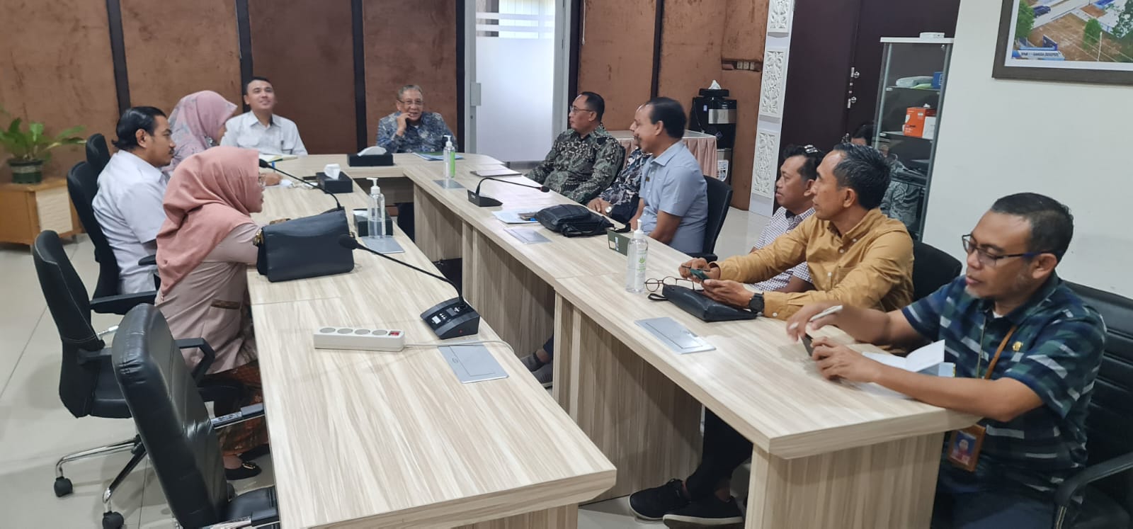 RAPAT: Bupati Sumbawa Mahmud Abdullah memimpin rapat bersama para pejabat untuk membahas pembangunan sumber air baku. (ABET/LOMBOK POST)