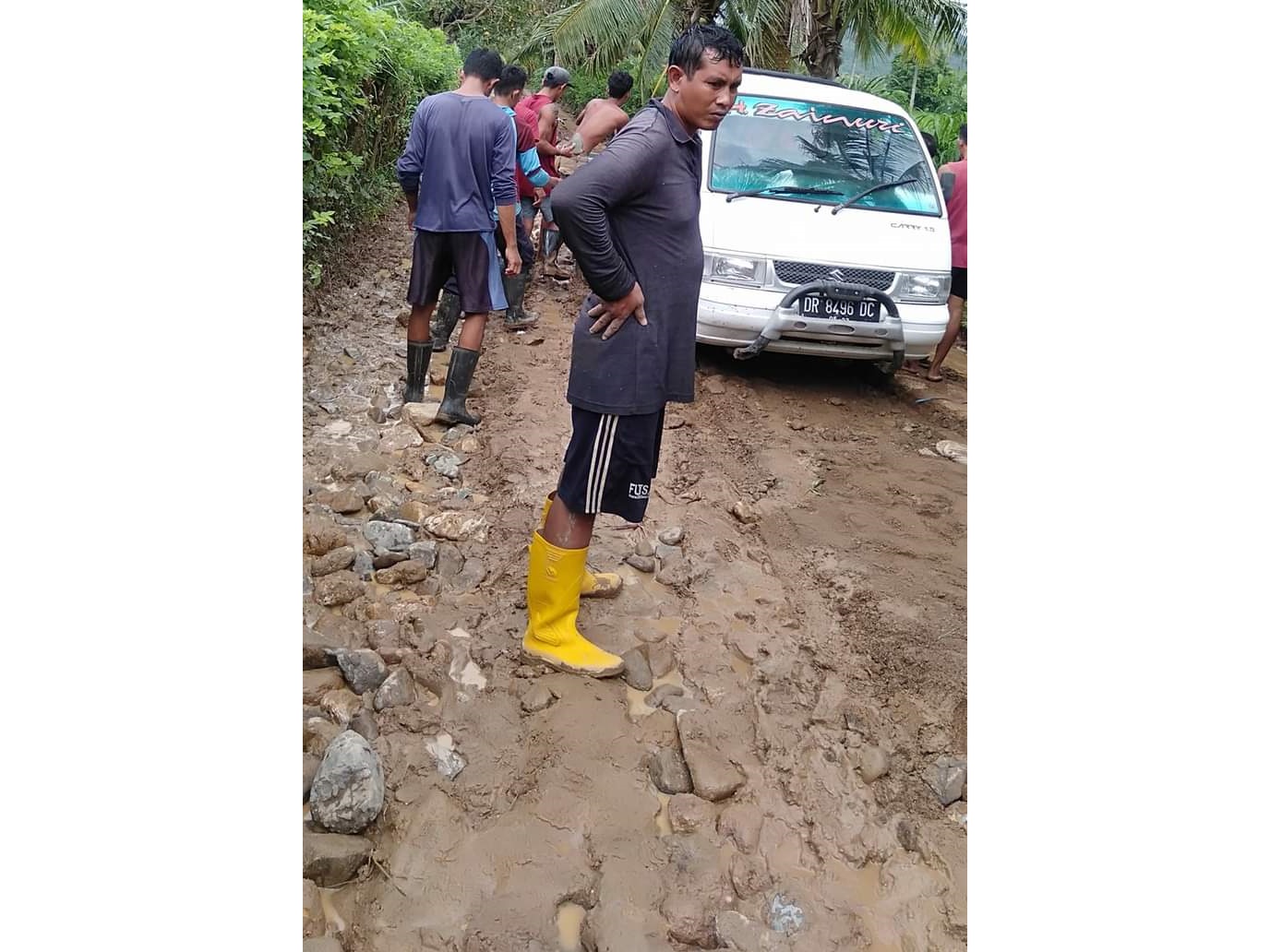 RUSAK PARAH : Jalan Dusun Pengendan yang rusak parah akibat tergenang air, beberapa waktu lalu. (IST/LOMBOK POST)