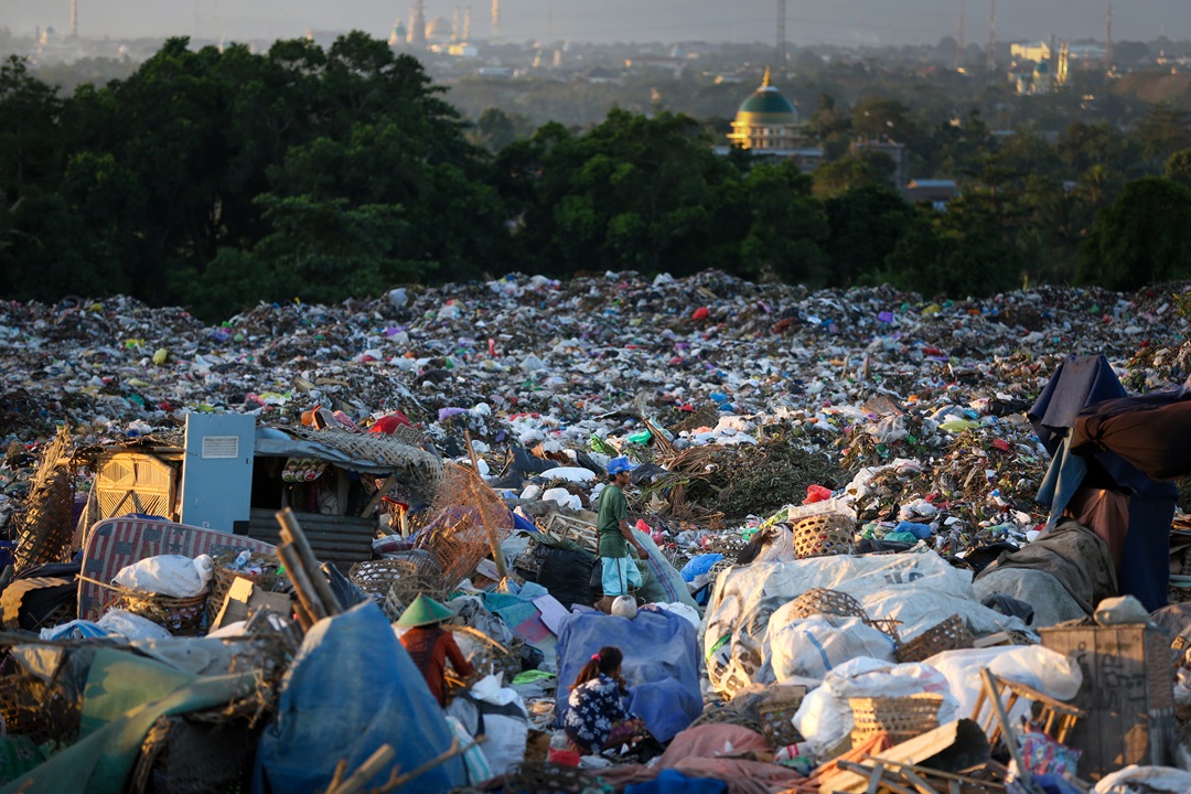 MENUMPUK : Tumpukan sampah yang tidak terpilah di landfill lama TPA Kebon Kongok, beberapa waktu lalu. (IVAN/LOMBOK POST)