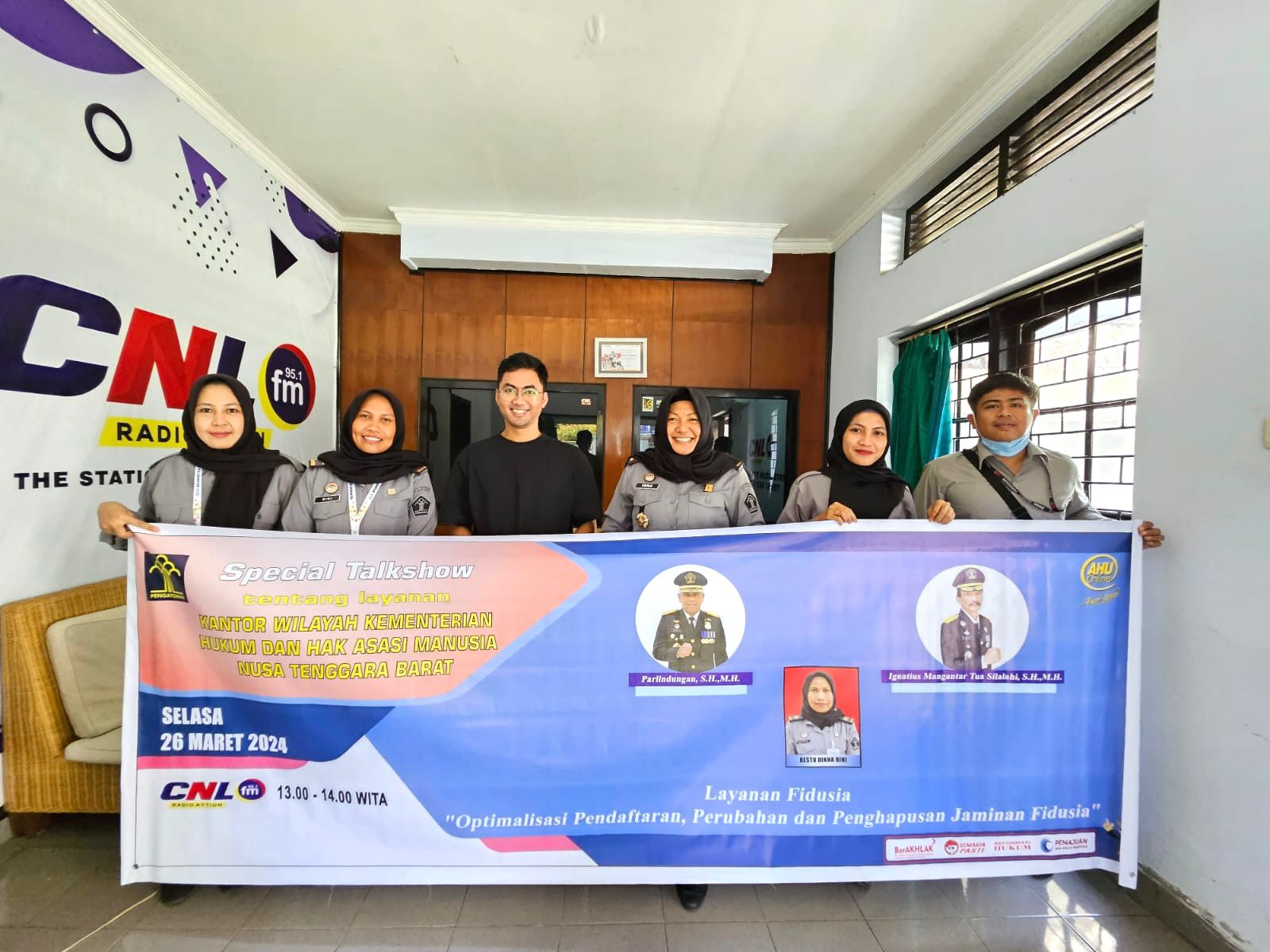 EDUKASI MASYARAKAT: Tim Kanwil Kemenkumham NTB usai mengisi talkshow di CNL Radio, Mataram membahas tentang layanan fidusia, Selasa (26/3)