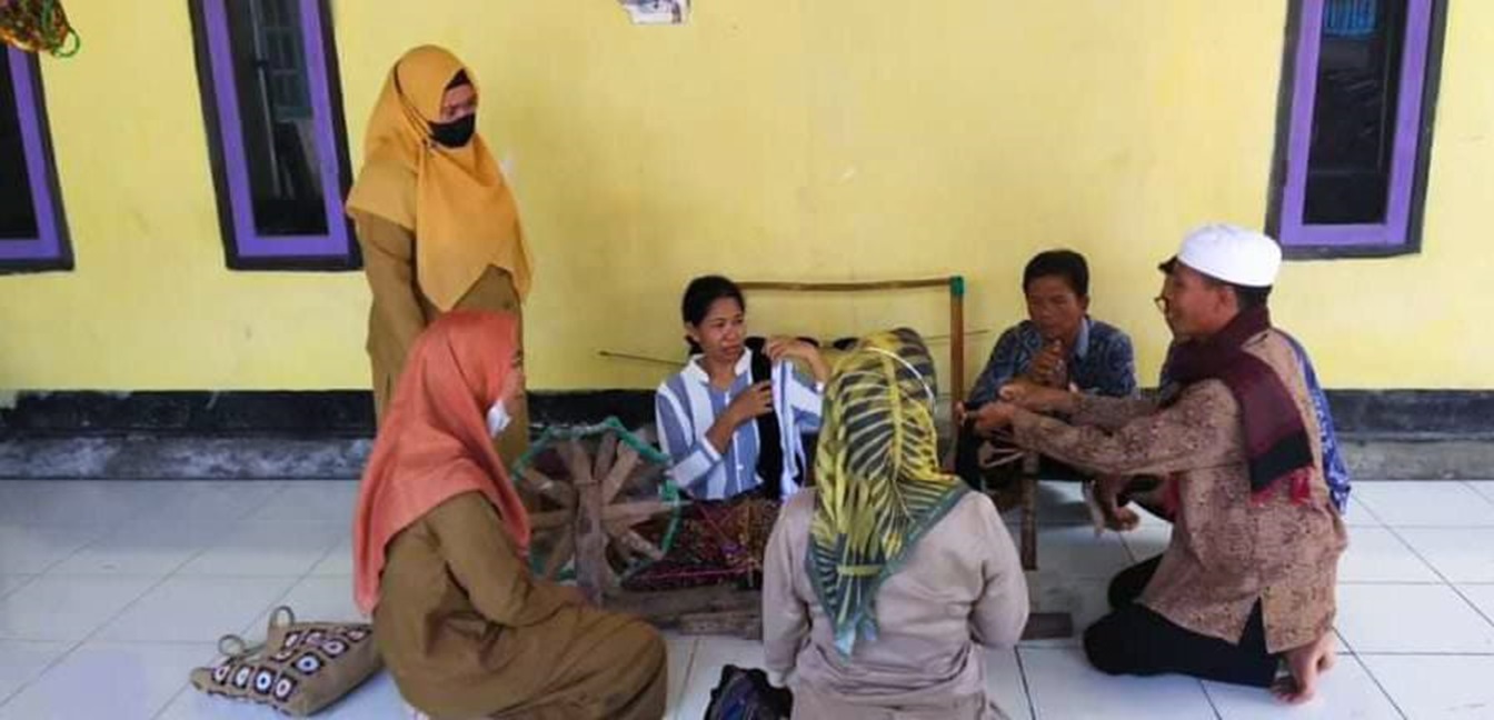 INVENTARISASI IKM TENUN: Tim Disperin NTB melakukan inventarisasi sekaligus verifikasi IKM Tenun Desa Semoyang, Lombok Tengah.