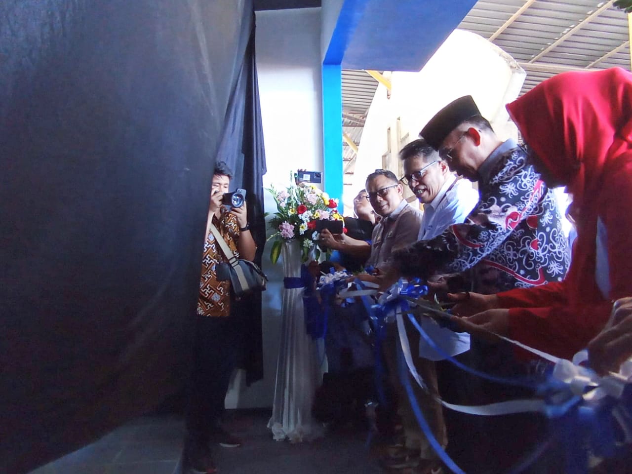 PERESMIAN: Kepala BI NTB Berry Arifsyah Harahap, Wakil Walikota Mataram TGH Mujiburrahman dan Karo Perekonomian Setda NTB H Wirajaya Kusuma meresmikan Warung Pantasi Mentaram di Pasar Kebon Roek.