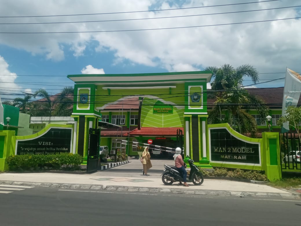 MEMBANGGAKAN: Seorang siswi MAN 2 Mataram saat akan pulang dari madrasah setempat. (ROJAI/LOMBOK POST)