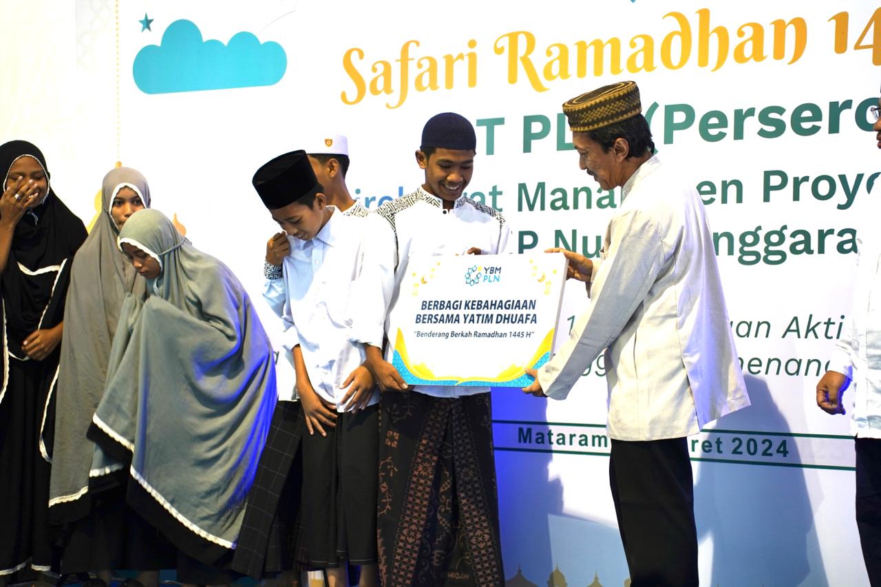 Penyerahan santunan oleh YBM PLN dalam kegiatan Safari Ramadan 1445 H.