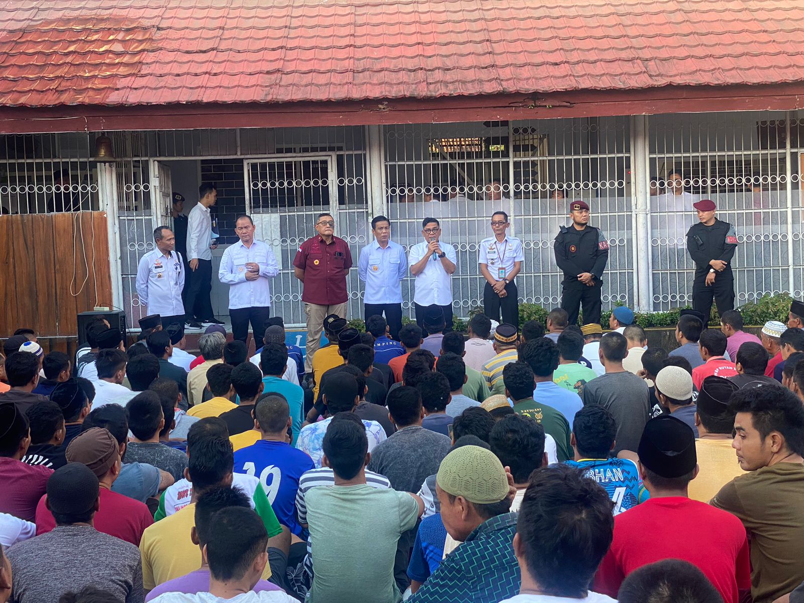 BERI SEMANGAT: Kakanwil Kemenkumham NTB Parlindungan saat bertemu para Warga Binaan Pemasyarakatan (WBP) Rutan Kelas IIB Raba Bima, Rabu (27/3)