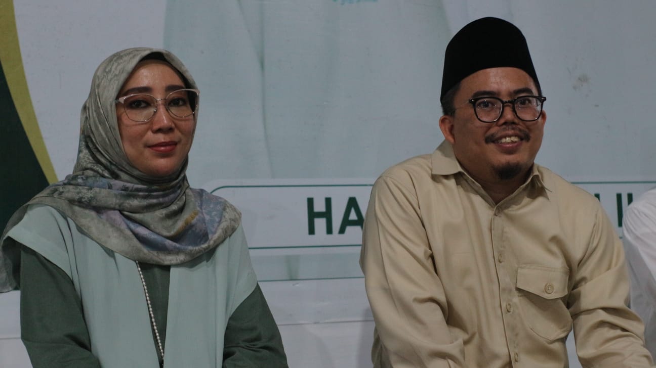 Lale Syifaun Nufus dan TGKH Lalu Gede Muhammad Zainuddin Atsani usai acara tasyakuran di Anjani belum lama ini.