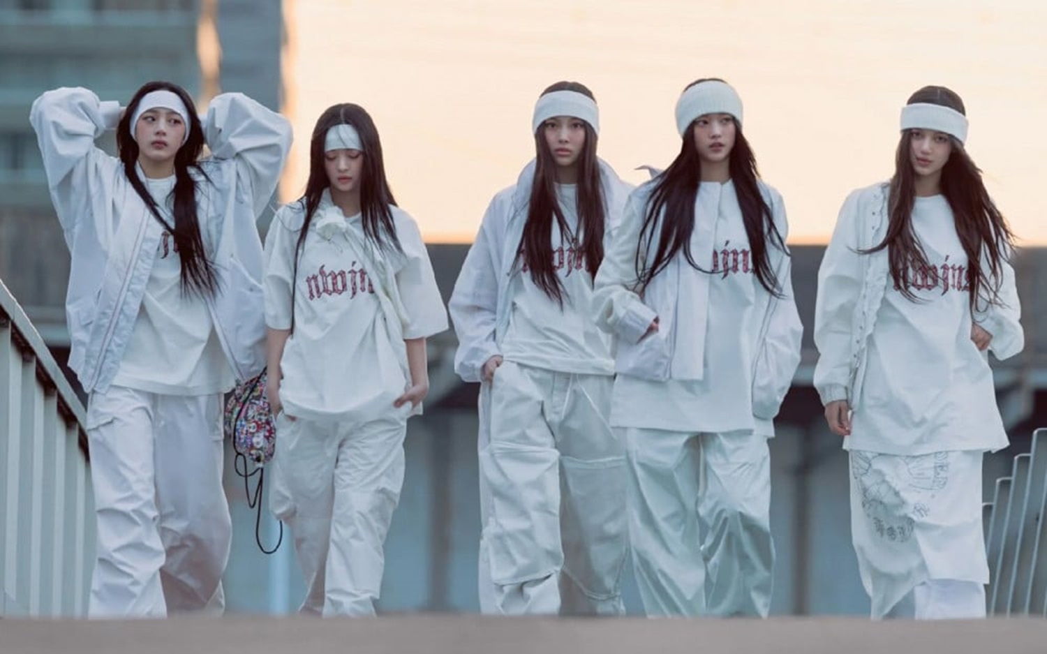 Poster teaser fanmeeting NewJeans di Tokyo Dome