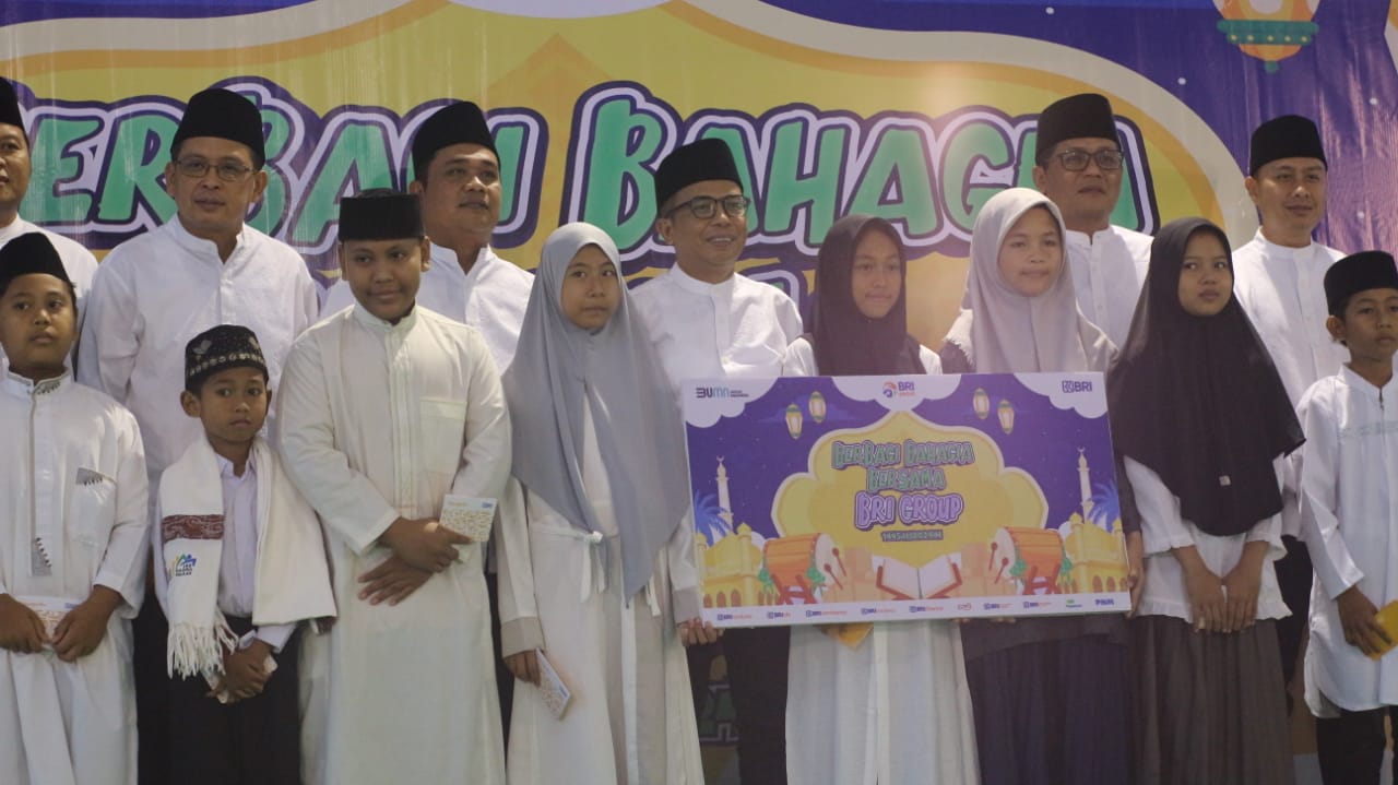 SERAHKAN: BRI Group saat menyerahkan bantuan kepada anak yatim piatu dan pengurus panti asuhan di Lotim pada acara berbagi kebaikan, Kamis (28/3).